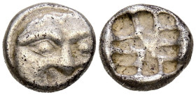 MYSIA, Parion. Dracma. (Ar. 2,63g/12mm). Siglo V a.C. (SNG Copenhaguen 256). Anv: Cabeza de Gorgona de frente. Rev: Cuadrado incuso. MBC-.

MYSIA, P...