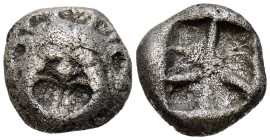 MISIA, Parion. Dracma. (Ar. 3,62g/13mm). 550-520 a.C. (SNG Copenhagen 256). Anv: Cabeza de medusa a de frente. Rev: Patrón linear incuso. MBC-.


M...