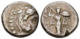 MISIA, Pergamon. Dióbolo. (Ar. 1,38g/11mm). 310-282 a.C. (SNG BN 1558). Anv: Cabeza de Heracles a la derecha, con piel de león. Rev: Estatua de Palas ...
