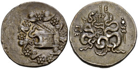 MISIA, Pérgamo. Tetradracma. (Ar. 12,55g/26mm). 85-76 a.C. (Kleiner Hoard 34). Anv: Cista mística con una serpiente, rodeada de corona de yedra. Rev: ...