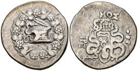 MISIA, Pérgamo. Tetradracma. (Ar. 12,60g/27mm). 76-67 a.C. (SNG BN 1748). Anv: Cista mística con una serpiente, rodeada de corona de yedra. Rev: Dos s...