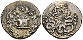 MISIA, Pérgamo. Tetradracma. (Ar. 12,55g/26mm). 76-67 a.C. (SNG Copenhagen 440). Anv: Cista mística con una serpiente, rodeada de corona de yedra. Rev...