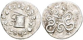 PÉRGAMO. Tetradracma. (Ar. 12,67g/27mm). 133-67 a.C. (SNG París 1729) Anv: Cesta mística con tapa entreabierta de la que sale una serpiente hacia la i...