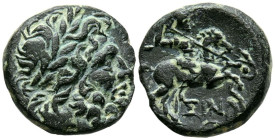 PISIDIA, Isinda. Ae19. (Ae. 5,56g/19mm). Siglo I a.C. (SNG France 1574-5). Anv: Cabeza laureada de Zeus a derecha. Rev: Guerrero a caballo a derecha p...