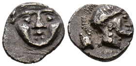 PISIDIA, Selge. Obolo. (Ar. 0,90g/10mm). 350-300 a.C. (SNG von Aulock 5278; SNG BnF 1932). Anv: Gorgoneion de frente. Rev: Cabeza de Atenas con casco ...