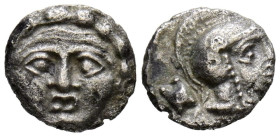 PISIDIA, Selge. Obolo. (Ar. 0,80g/10mm). 350-300 a.C. (SNG BN 1933). Anv: Cabeza de frente de Gorgona. Rev: Cabeza con casco de Atenena a derecha, det...