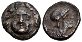 PISIDIA, Selge. Óbolo. (Ar. 1,07g/10mm). 350-300 a.C. (SNG BN 1933). Anv: Cabeza de frente de Gorgona. Rev: Cabeza con casco de Atenena a derecha, det...