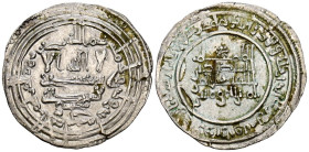 CALIFATO DE CÓRDOBA. 'Abd al-Rahman III. Dirham. (Ar. 2,65g/24mm). 332H. al-Ándalus / الاندلس. (Vives 398; Frochoso 332.11). Citando a Qāsim / قاسم en...
