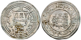 CALIFATO DE CÓRDOBA. 'Abd al-Rahman III. Dirham. (Ar. 2,89g/25mm). 332H. al-Ándalus / الاندلس. (Vives 398; Frochoso 332.11). Citando a Qāsim / قاسم en...