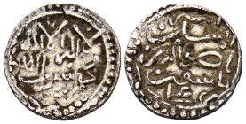 ALMORÁVIDES, Tasufin Ibn 'Ali (337-340H). Quirate. (Ar. 0,95g/11mm). S/D. (Vives 1882; Benito-Da2). Anv: 'Shahada' en dos líneas. Rev: Leyenda en 5 lí...