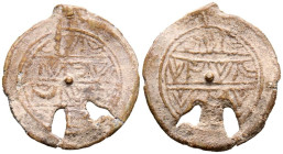 PERIDO CALIFAL. Amuleto monetiforme. (Pb. 2,34g/23mm). Posiblemente Siglo X. (Similiar al reverso Amuletos 376-N12, Tipo B-IV). En ambas áreas, cuatro...