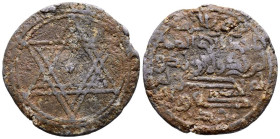 PERIDODO CALIFAL O TAIFAS. Amuleto-colgante circular. (Pb. 3,21g/21mm). Posiblemente Siglo X-XI. (Similar a Amuletos 123-124, Tipo B-I). Recorre todo ...