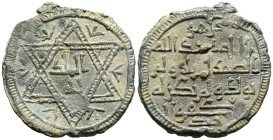 PERIDODO CALIFAL. Amuleto-colgante circular. (Pb. 4,83g/26mm). Posiblemente Siglo X. (Amuletos 121-G11. Tipo B-I). Placa de plomo monetiforme con rest...