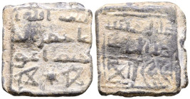 PERIDODO CALIFAL O TAIFAS. Amuleto-rectangular. (Pb. 5,75g/20x19mm). Posiblemente Siglo X-XI. Anv: Tres líneas de texto en cúfico: ... بسم الله / الرح...