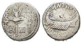 MARC'ANTONIO (32-31 a.C.). Denario legionario per Patraee(?). AR (g 3,50). Galea da guerra a destra. R/ Aquila legionaria tra due stendardi. Crawford ...