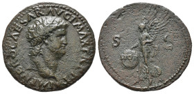 NERONE (54-68). Asse per Lugdunum. AE (g 10,26). Testa laureata a destra; globo alla punta del collo. R/ Vittoria in volo a sinistra, regge scudo iscr...