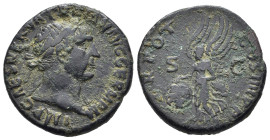 TRAIANO (98-117). Asse per Roma. AE (g 9,94). Busto laureato a destra, con drappeggio sulla spalla sinistra. R/ Vittoria in volo a sinistra, regge pal...