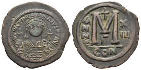 GIUSTINIANO I (527-565). Follis per Costantinopolis, anni 13 (539/40 d.C.). AE (g 21,91). Busto elmato e corazzato frontale, con globo crucifero e scu...