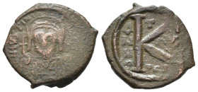 GIUSTINIANO I (527-565). Mezzo Follis per Tessalonica, anno incerto. AE (g 4,96). Busto elmato e corazzato frontale, con globo crucigero e scudo. R/ G...