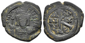 MAURIZIO TIBERIO (582-602). Mezzo Follis per Costantinopoli, anno 10 (591/2 d.C.). AE (g 6,81). Busto elmato e corazzato di fronte, con globo cruciger...