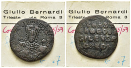 COSTANTINO VII PORFIROGENITO con ROMANO I (913-959). Follis per Costantinopoli. AE (g 6,13). Busto coronato frontale di Costantino, con globo cruciger...