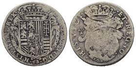 NAPOLI. Carlo II (secondo periodo, 1675-1700). Tarì 1686. AR (g 5,30). Stemma coronato inserito nel collare del toson d'oro. R/ Globo sul quale si inc...