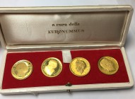 Piccola serie di 4 medaglie in oro con le effigi di Vittorio Emanuele III, Elena del Montenegro, Umberto II e Maria José del Belgio