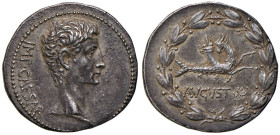 Augusto (27 a.C.-14 d.C.) Cistoforo (zecca incerta in Asia Minore, probabilmente Efeso, circa 25-20 a.C. - Testa a d. - R/ AVGVSTVS, Capricorno a d. i...