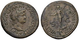 Nerone (54-68) Dupondio (Lugdunum) Testa laureata a d. - R/ La Vittoria andante a s. - RIC 522 AE (g 13,25) Frattura del tondello, bella colorazione m...