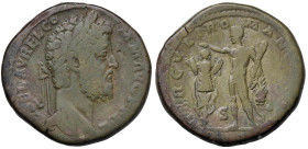 Commodo (180-192) Sesterzio - Testa laureata a d. - R/ Ercole stante a s. incorona un trofeo - RIC 640 AE (g 27,21) RR Di peso elevato per questo peri...