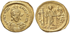 Giustiniano I (527-565) Solido - Busto elmato con lancia e scudo di fronte - R/ Angelo stante di fronte - Sear 137 AU (g 4,36)

Status: SPL