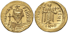 Focas (602-610) Solido - Busto coronato frontale tiene un globo crocigero nella mano d. - R/ Angelo con lunga croce a d. con cristogramma, globo cruci...