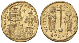 Costante II (641-668) Solido (Costantinopoli) Busti di fronte di Costanzo II e Costantino IV - R/ Croce lunga su globo tra le figure stanti di Eraclio...