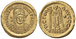 OSTROGOTI Theoderic (493-518) Solido al nome di Anastasius I (Roma) Busto elmato di fronte con lancia e scudo R/ VICTORIA AVGGG, la Vittoria stante a ...