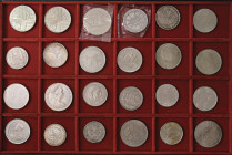 WORLD COINS Lotto di ventiquattro monete come da foto. Da esaminare, non si accettano resi

Status: BB-FS