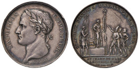 Medaglia 1804 Distribuzione delle Aquile. D/ Testa laureata a sx. “NAPOLEON EMPEREUR”. DENON DIR / DROZ FECIT. R/ “DRAPEAUX DONNES A L’ARMEE PAR NAPOL...