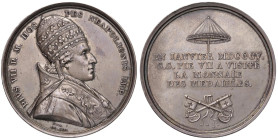 1805 Medaglia Il papa visita la zecca di Parigi. D/ PIUS VII P.M. HOSPES NEAPOLIONIS IMP. Busto del papa a dx con tiara e costume pontificale. In bass...