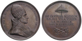 Medaglia Il papa visita la zecca di Parigi. D/ PIUS VII P.M. HOSPES NEAPOLIONIS IMP. Busto del papa a dx con tiara e costume pontificale. In basso: DR...