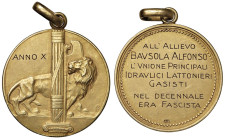 Fascismo Ventennio (1922-1943) Medaglia A. X dell'Era Fascista Premio con dedica iscritta - AU (g 10,42 - Ø 27 mm) Fondi satinati marcato 18K, colpett...