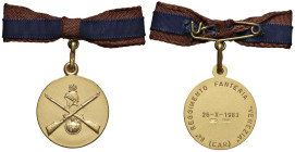 Esercito Italiano Medaglia 1963 84° Reggimento Fanteria "Venezia" C.A.R. - Autore non indicato AU 750 (g 3,94 - Ø 18 mm) Marcato 750 e losanga

Stat...