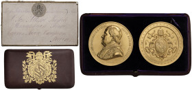 Pio IX (1846-1878) L’astuccio in pelle contenente due medaglie da presentazione. L'astuccio recante l’emblema di Pio IX in oro, con fodera interna in ...