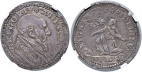 Gregorio XIII (1572-1585) Testone - Munt. 68 AG R In slab NGC AU 58 cod. 2824086-021. Top pop, miglior esemplare certificato NGC

Status: AU 58