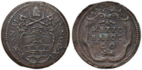 Innocenzo XI (1676-1689) Gubbio - Mezzo baiocco A. II - Munt. 245 CU (g 8,56) RR Buona conservazione per il tipo. Difetto di tondello al bordo, macchi...