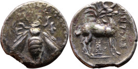 Phoenicia, Arados, (172-111 BC) Obv: Bee with straight wings, Rev: Stag standing right, a palm-tree in background

17mm 2,97g