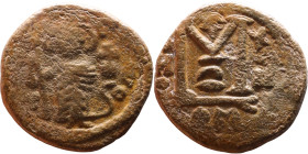 al-Malik ibn Marwan (687-705), Byzantine style folis Obverse: Imperial figure holding globe and cross Reverse: M and inscription

18mm 4,05g

Arti...