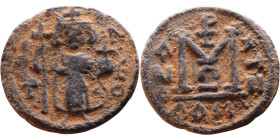 al-Malik ibn Marwan (687-705), Byzantine style folis Obverse: Imperial figure holding globe and cross Reverse: M and inscription

18mm 2,67g

Arti...