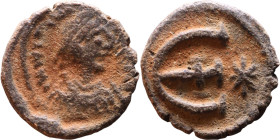 Justinian I (527-565) Pentanummium. Obverse: DN IVSTINIANVS PP AVG, diademed, draped, and cuirassed bust right Reverse: Large E

15mm 1,82g

Artif...