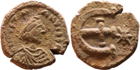 Justinian I (527-565) Pentanummium. Obverse: DN IVSTINIANVS PP AVG, diademed, draped, and cuirassed bust right Reverse: Large E

15mm 2,07g

Artif...