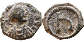 Tiberius II Constantine. (578-582) Pentanummium Obv: DM CONSTANT PP, pearl diademed, draped, cuirassed bust right. Rev: Large U

15mm 1,77g