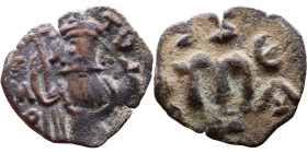 Constans II (641-668) Follis. Obverse: Imperial figure holding cross and globus Reverse: m and inscription

23mm 2,47g